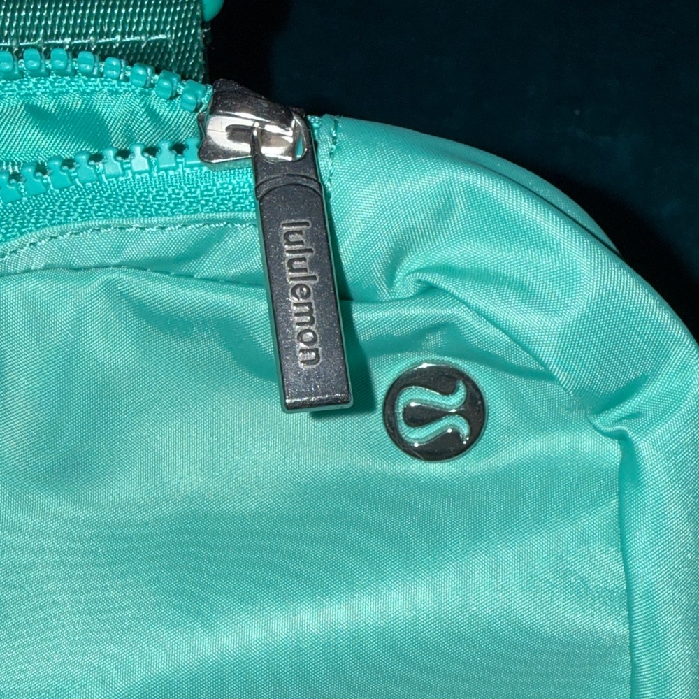 Lululemon Everywhere Belt Bag 1L in Paradise Green - Picture 6 of 7